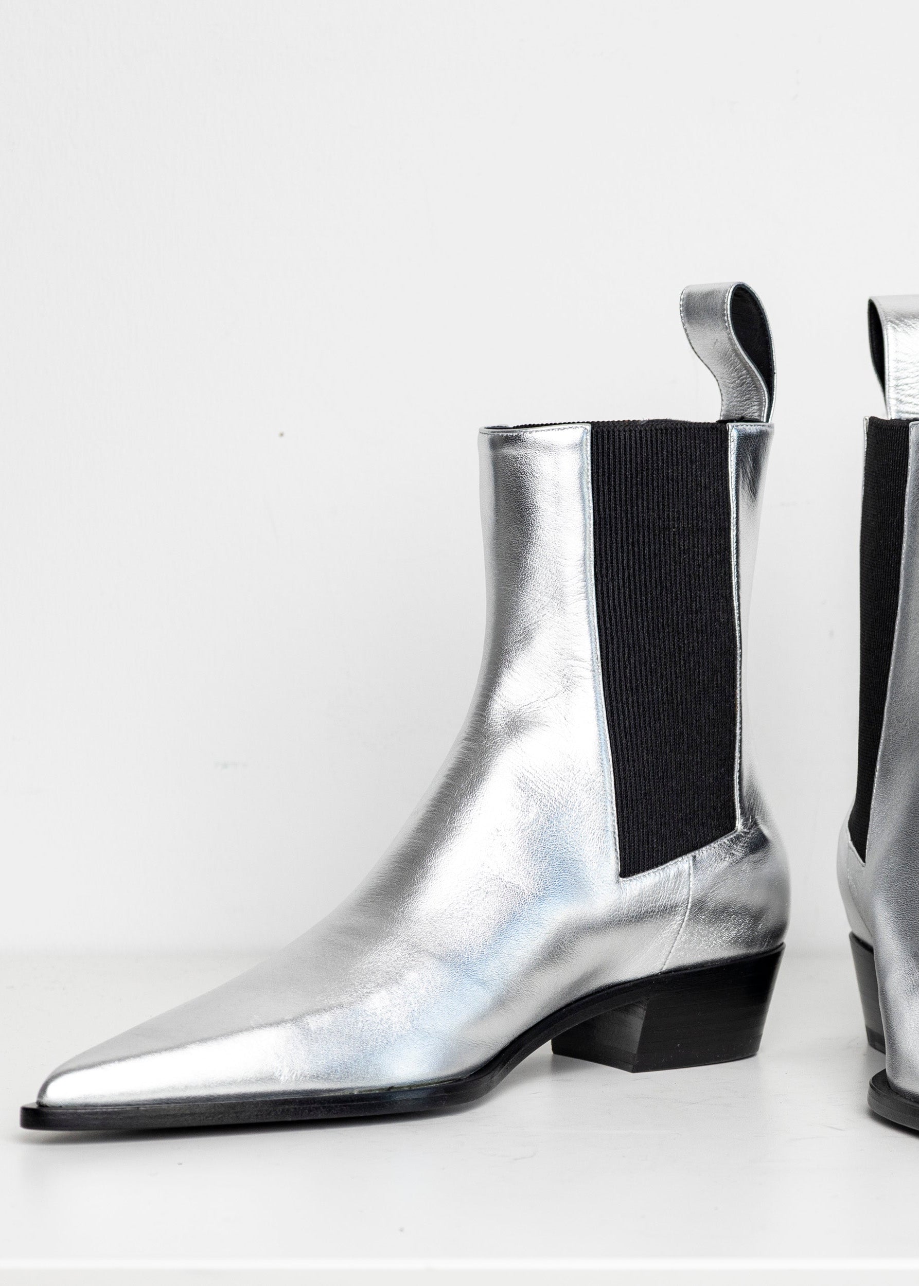 Sharp Chelsea Boots Silver EU40 (Like New)