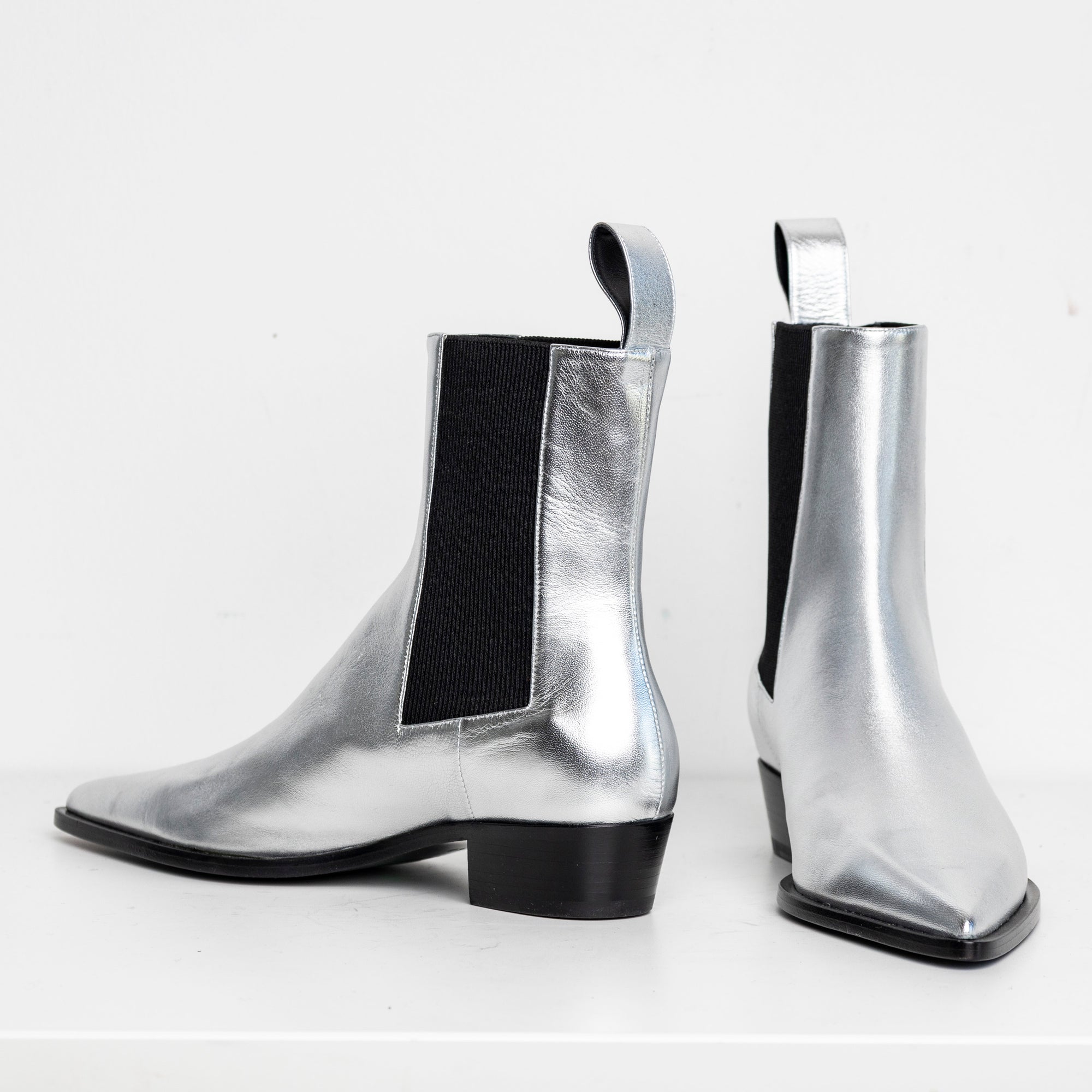 Sharp Chelsea Boots Silver EU40 (Like New)