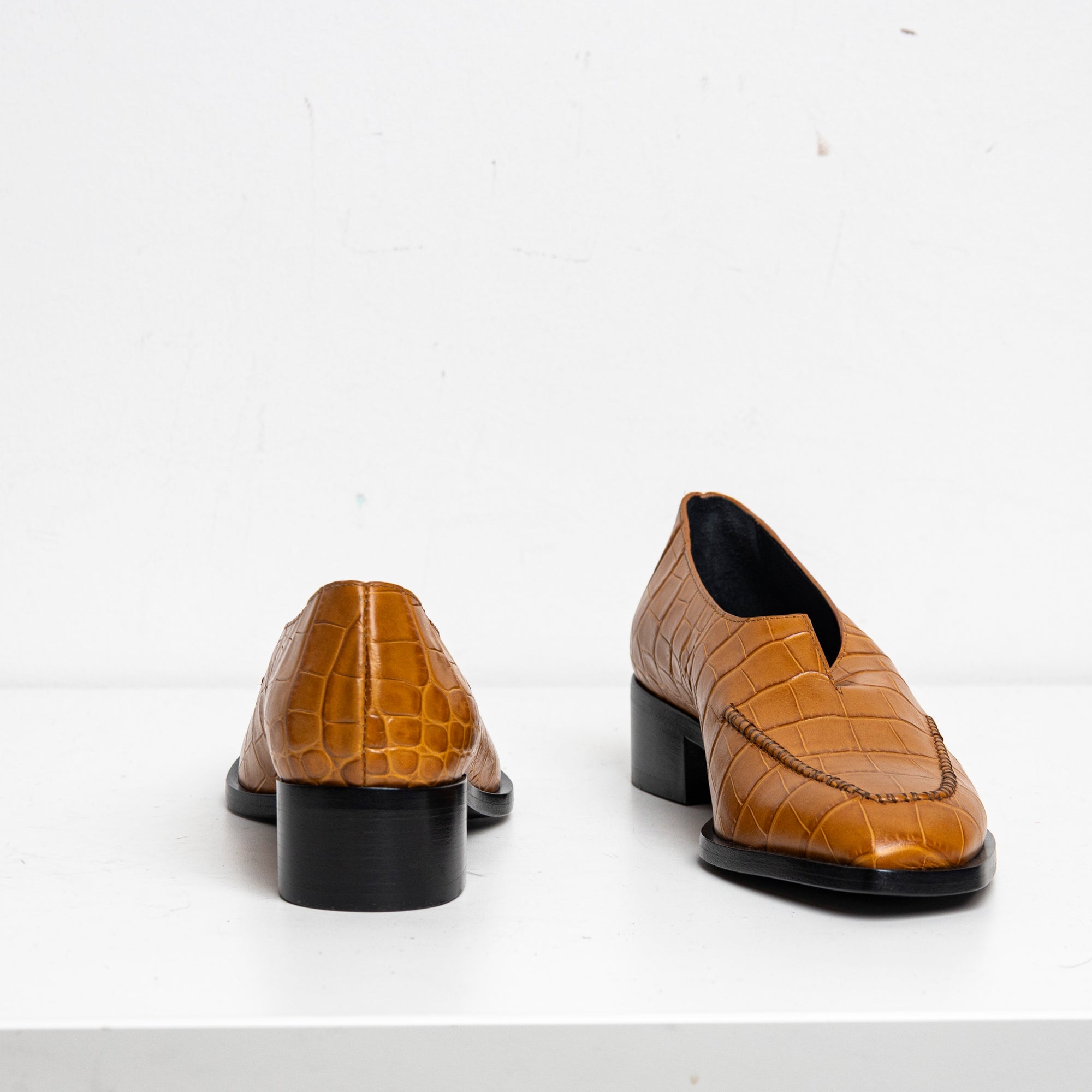 V-Neck Loafer Orange Croc EU40 #1 (Like New)