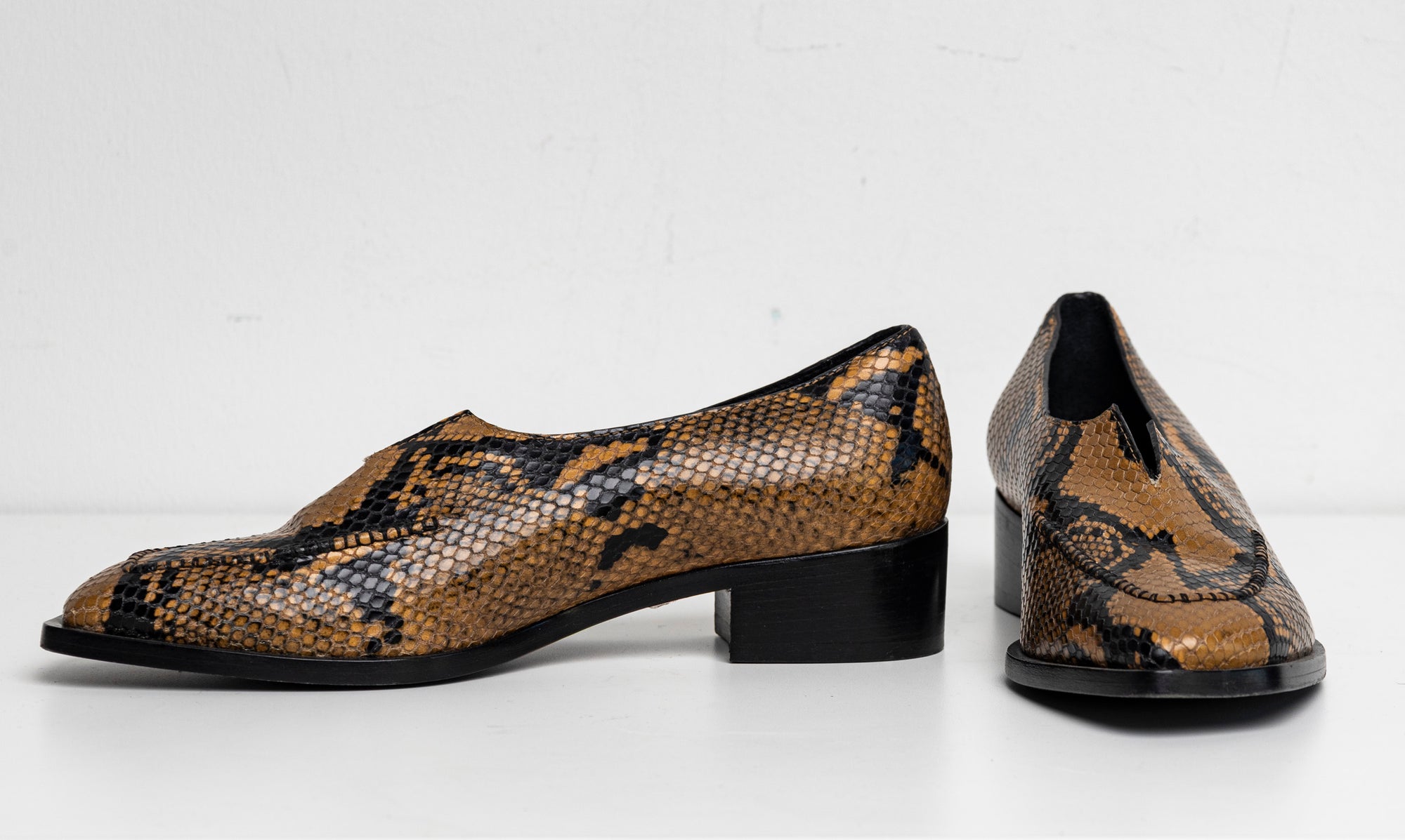 V-Neck Loafer Brown Snake EU40