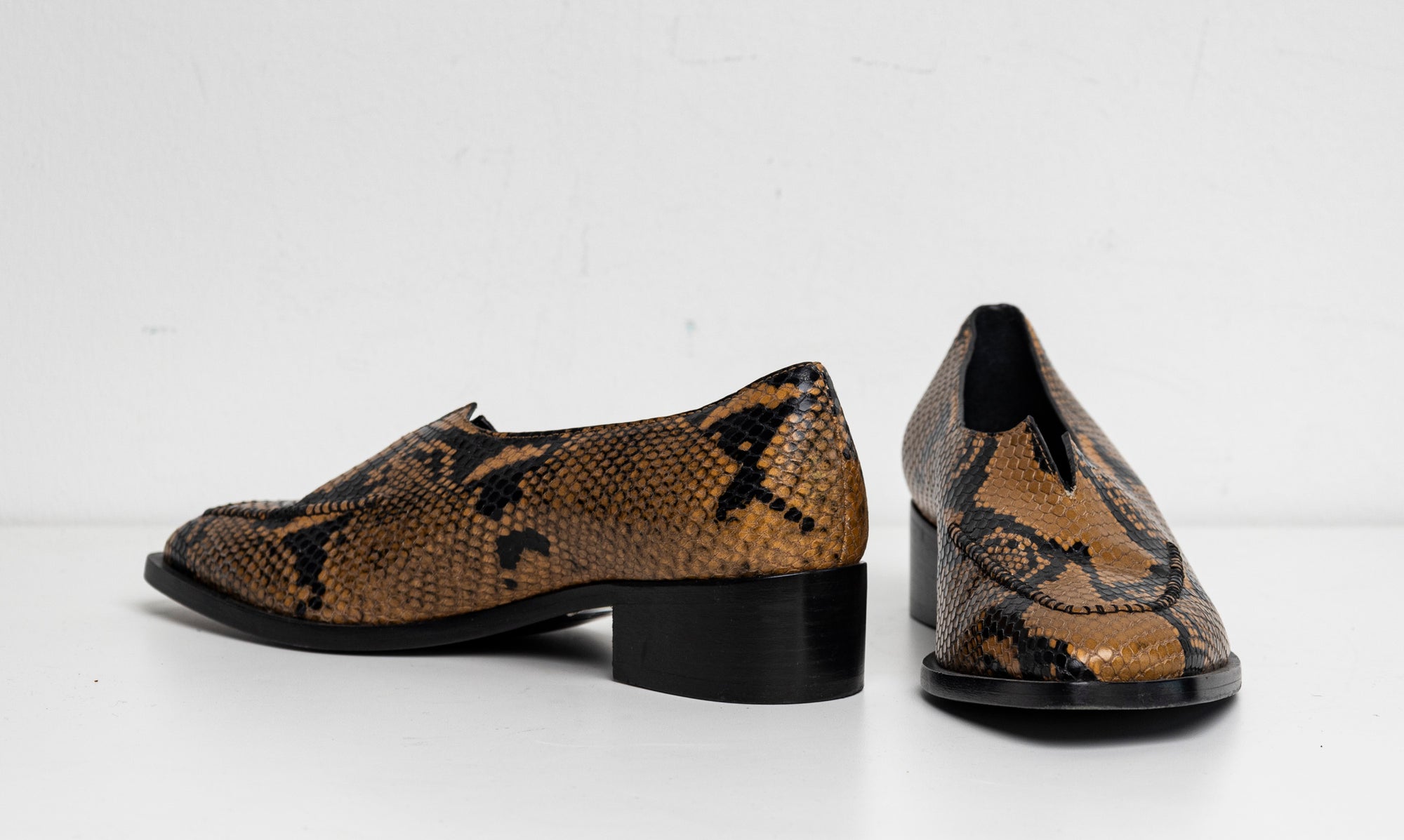 V-Neck Loafer Brown Snake EU40