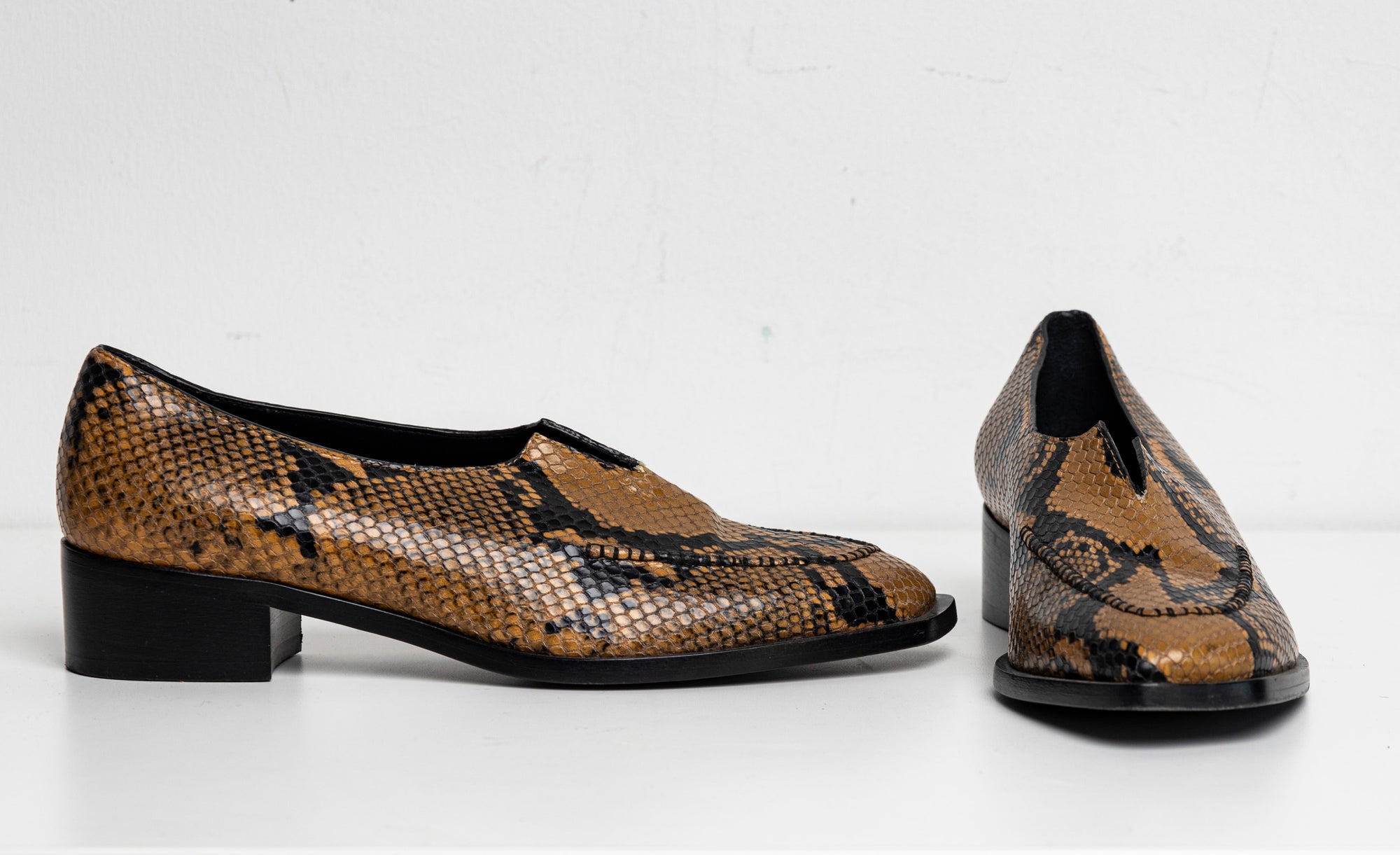 V-Neck Loafer Brown Snake EU40
