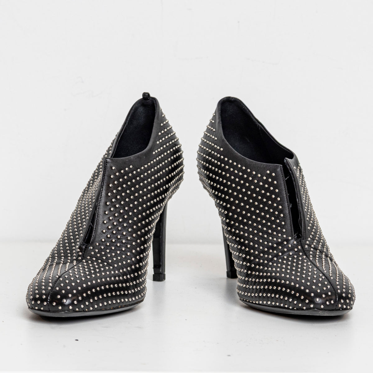 V-Neck Studded Black EU40