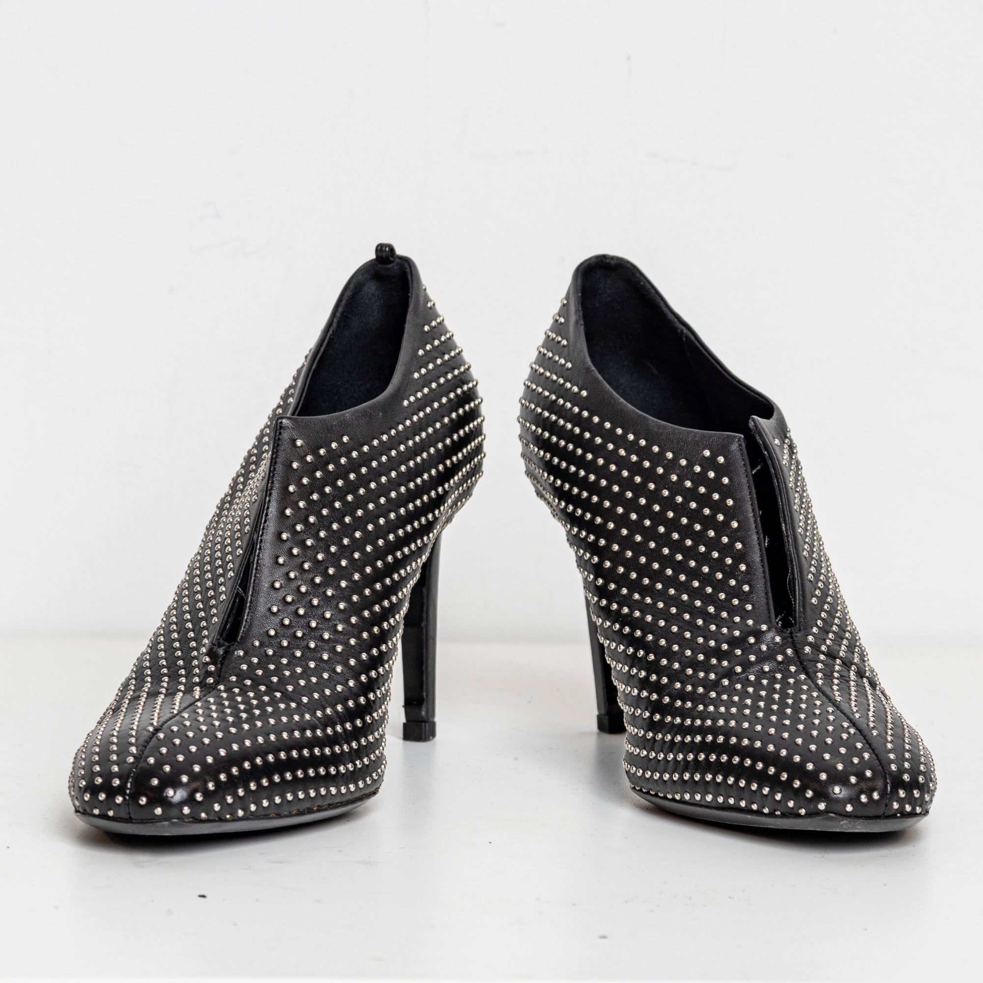 V-Neck Studded Black EU40