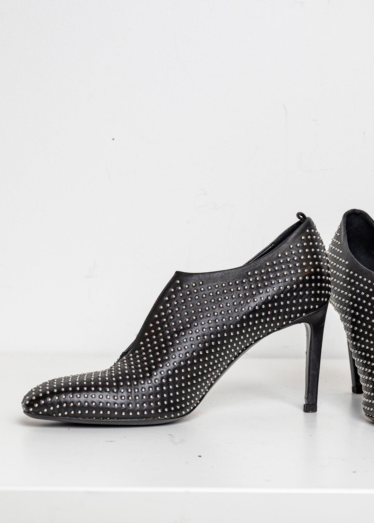 V-Neck Studded Black EU40