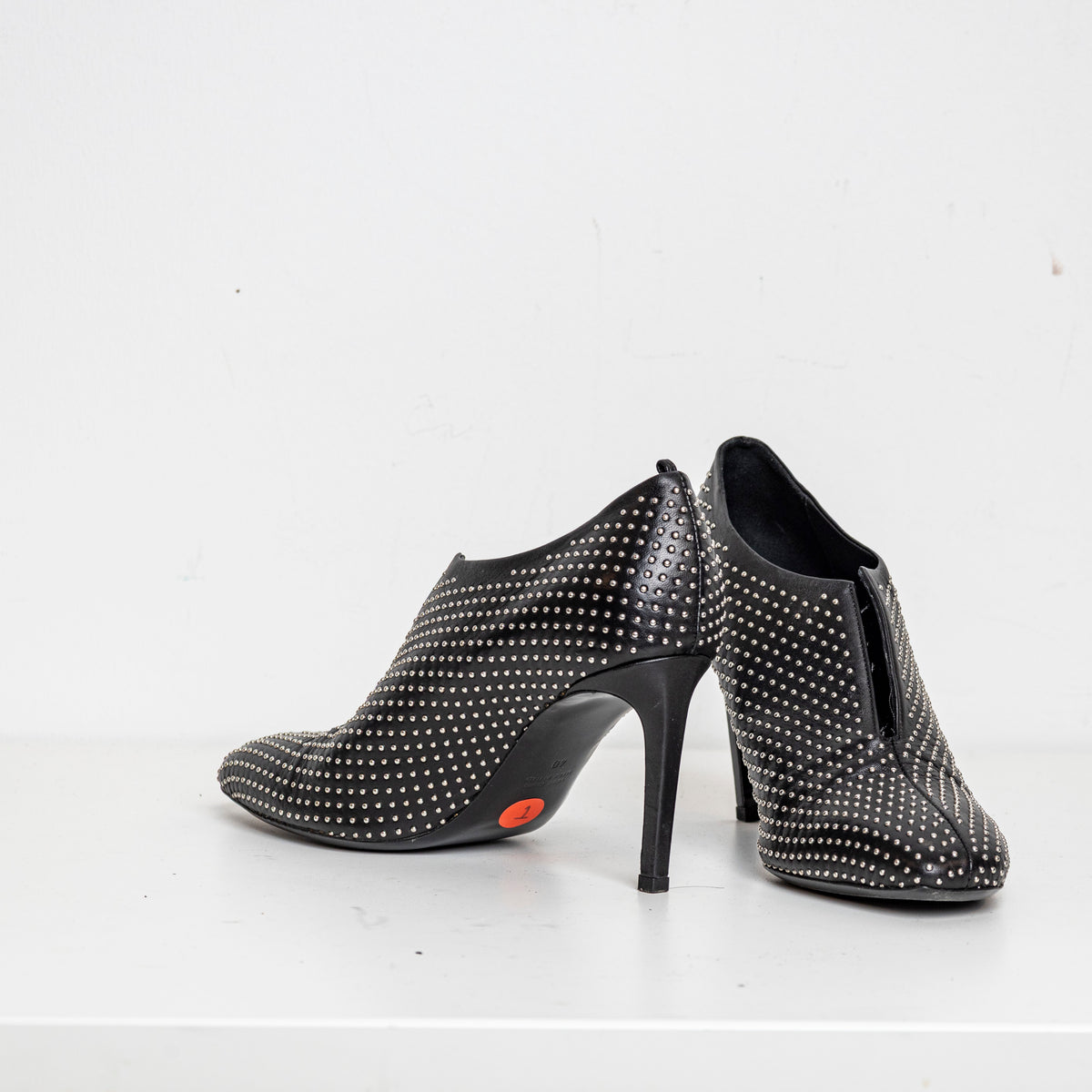 V-Neck Studded Black EU40