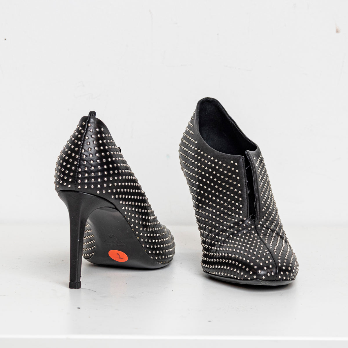 V-Neck Studded Black EU40