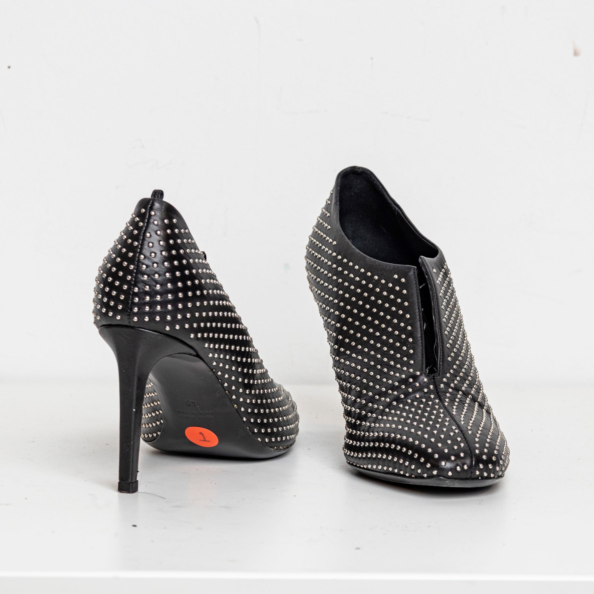 V-Neck Studded Black EU40