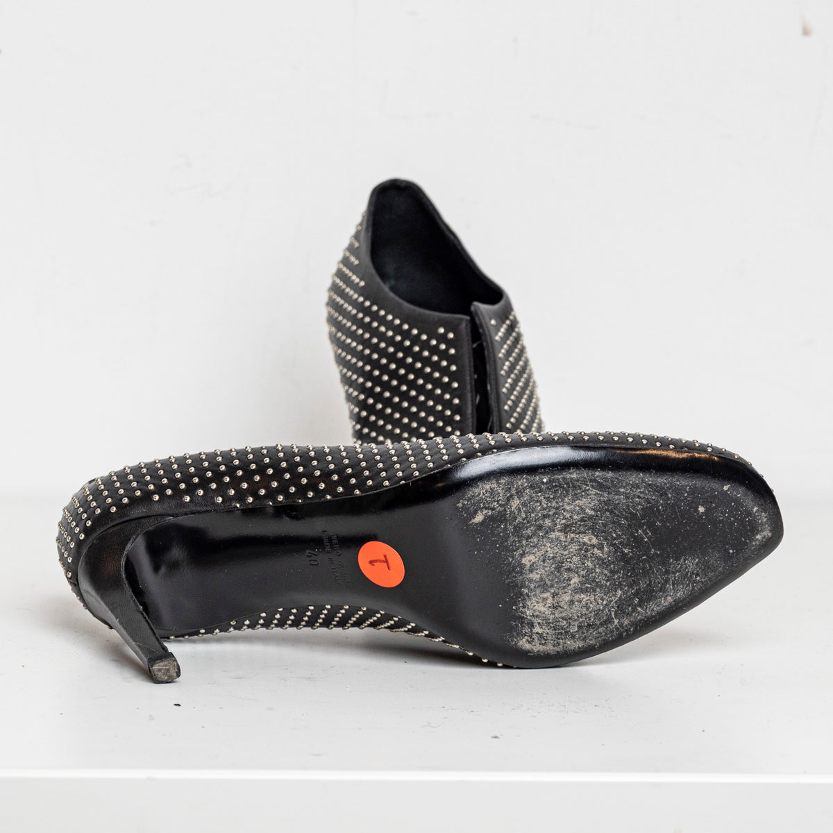 V-Neck Studded Black EU40