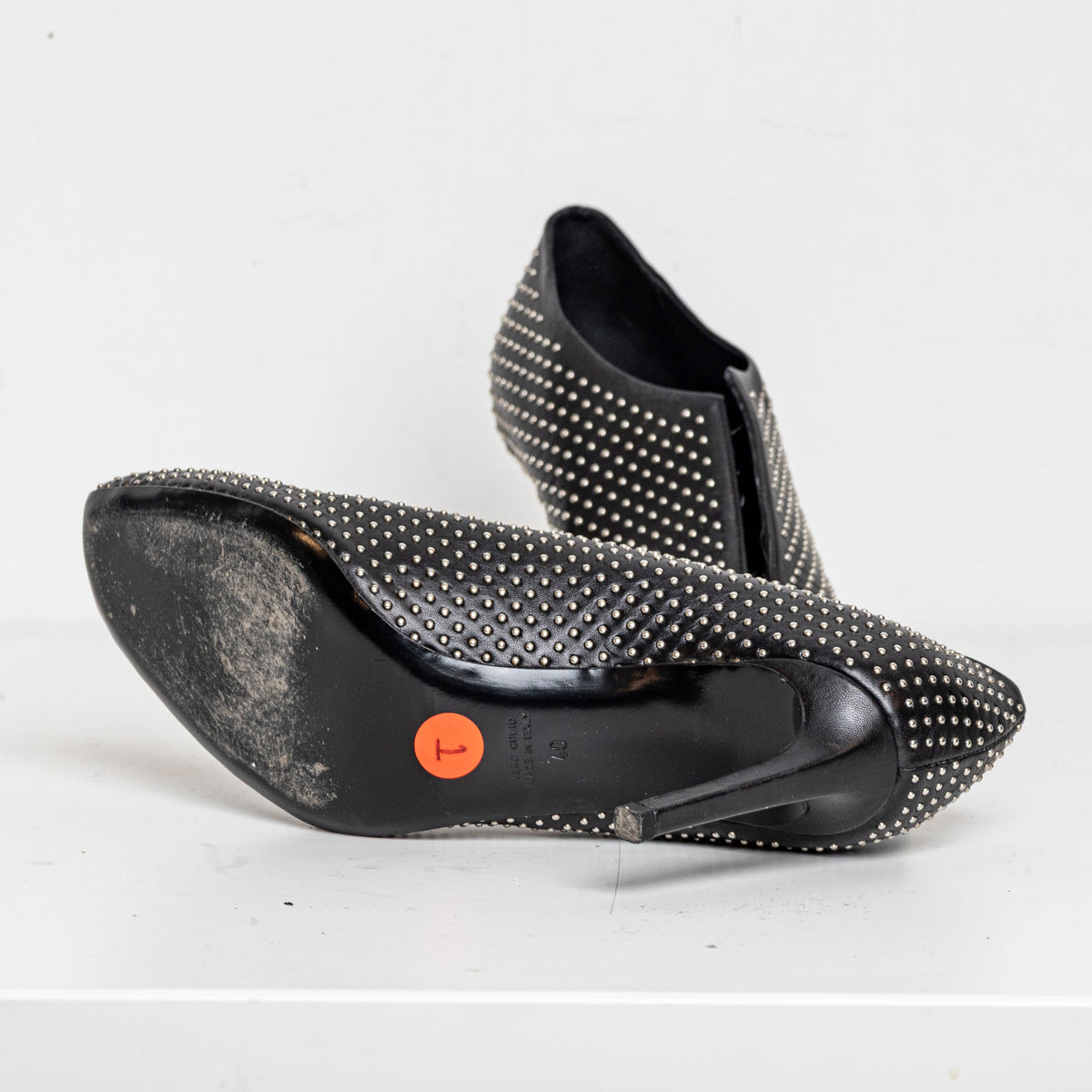 V-Neck Studded Black EU40